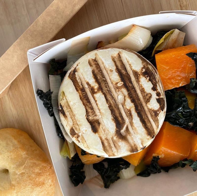 Tomino alla griglia con zucca e cavolo nero