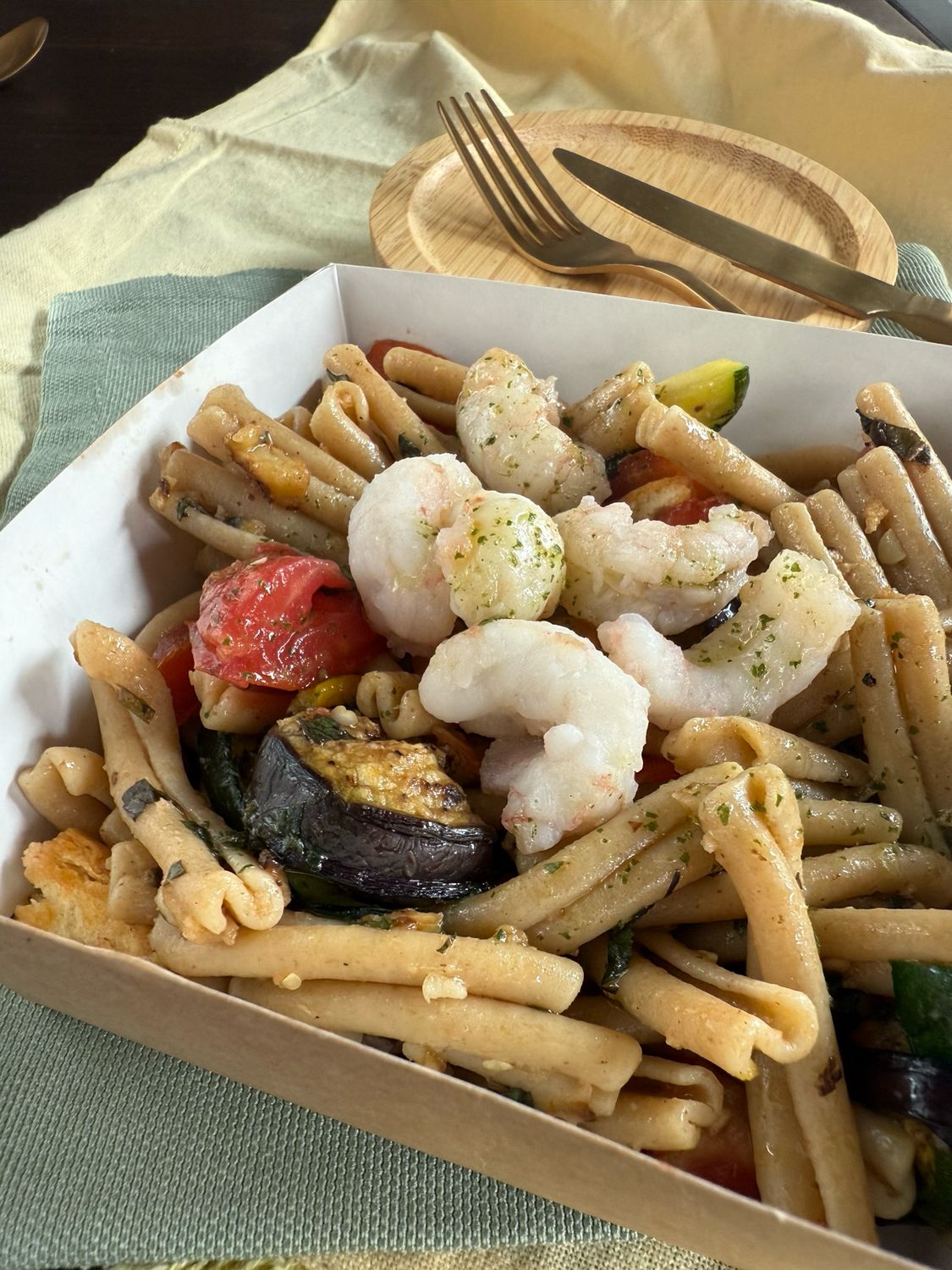 Insalata di pasta integrale con scampi e verdure