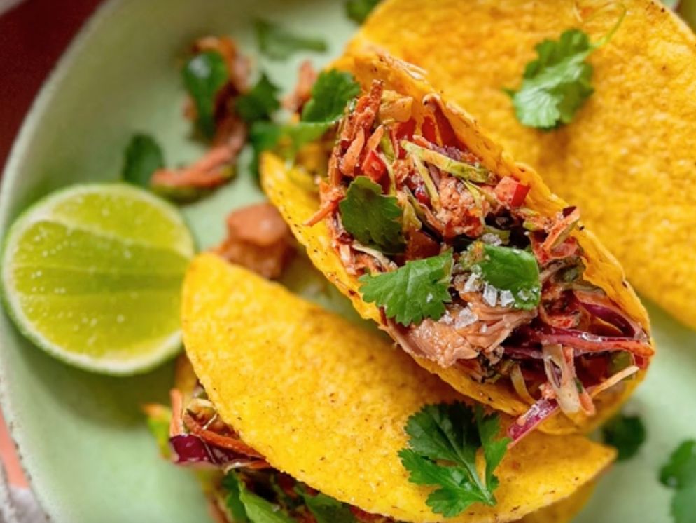 Tacos al pulled pork,  insalata e salsa bbq