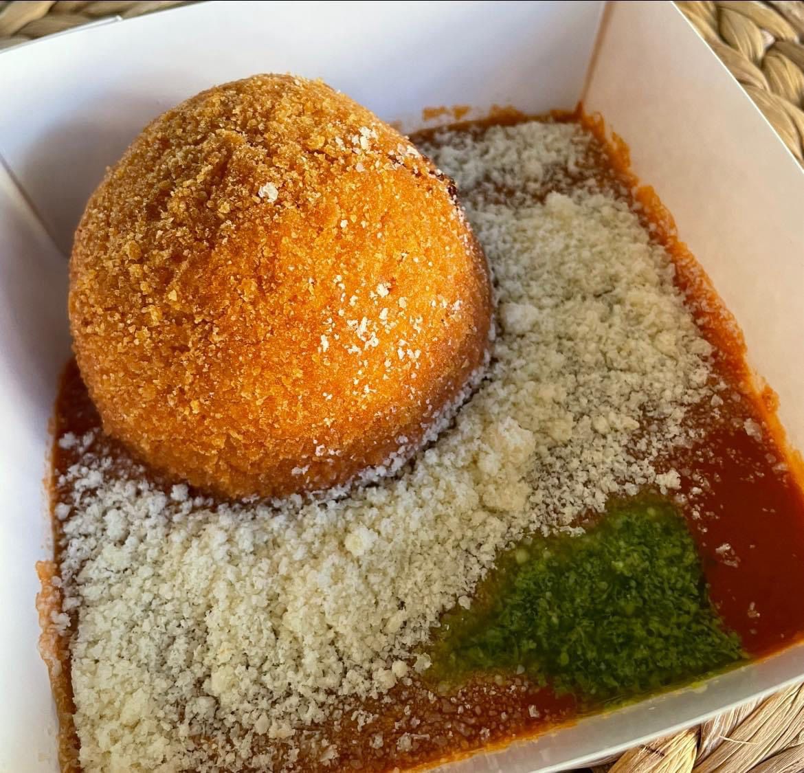 Arancini alla siciliana con crema al pomodoro Arancini alla siciliana con crema al pomodoro