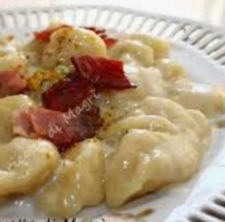 Gnocchi di patate ai formaggi e speck