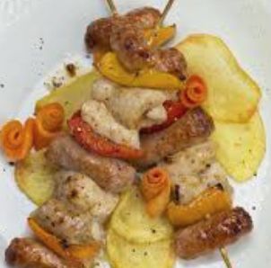 Spiedo di pollo alle verdure con patate rustiche