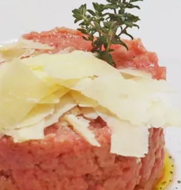 Tartare di manzo con insalatina croccante e Grana Padano