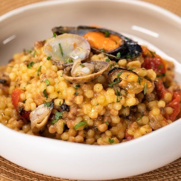 insalata di riso integrale con fruti di mare e verdurine