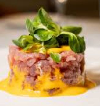 Tartare di tonno con insalata e pomodorini