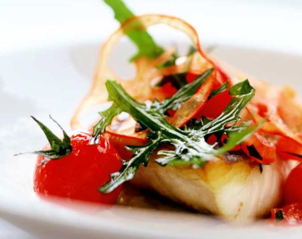 Filetto di branzino all'acqua pazza con patate e prezzemolo