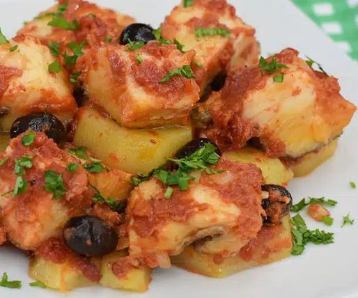 Baccalà in casseruola con patate, piselli e olive