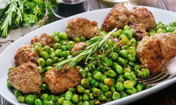 Polpette di vitello e piselli in padella