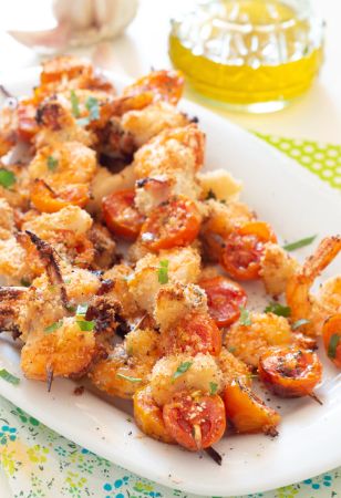 Spiedini di calamari e gamberi con patate e verdure all'origano Spiedini di calamari e gamberi con patate e verdure all'origano