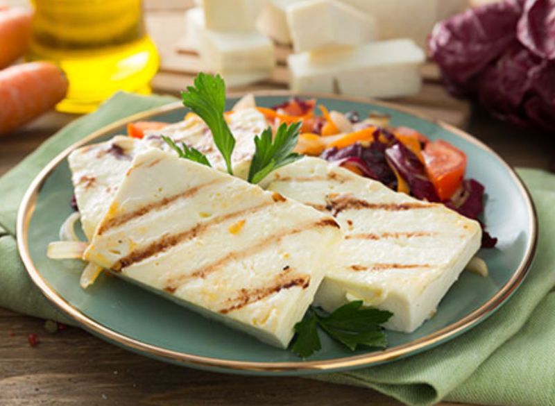 Formaggio alla piastra con macedonia di legumi