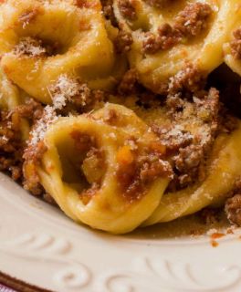 Tortelloni al Parmigiano Reggiano con ragù alla bolognese