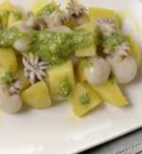 Insalata pantesca con sgombro, patate, pomodorini, olive  e capperi