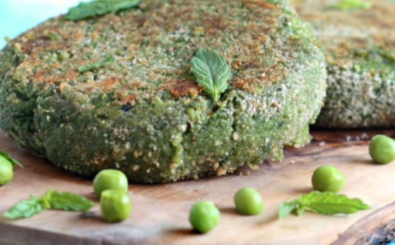 Burger di spinaci con piselli e carote