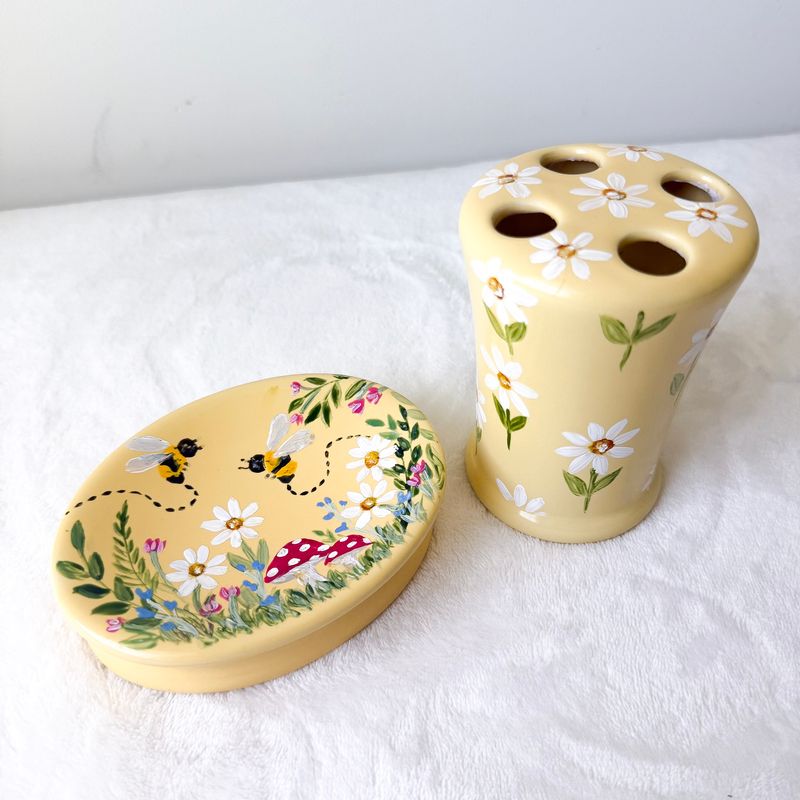 Bee &amp; Daisy Bathroom Set: One-of-a-Kind Thrift