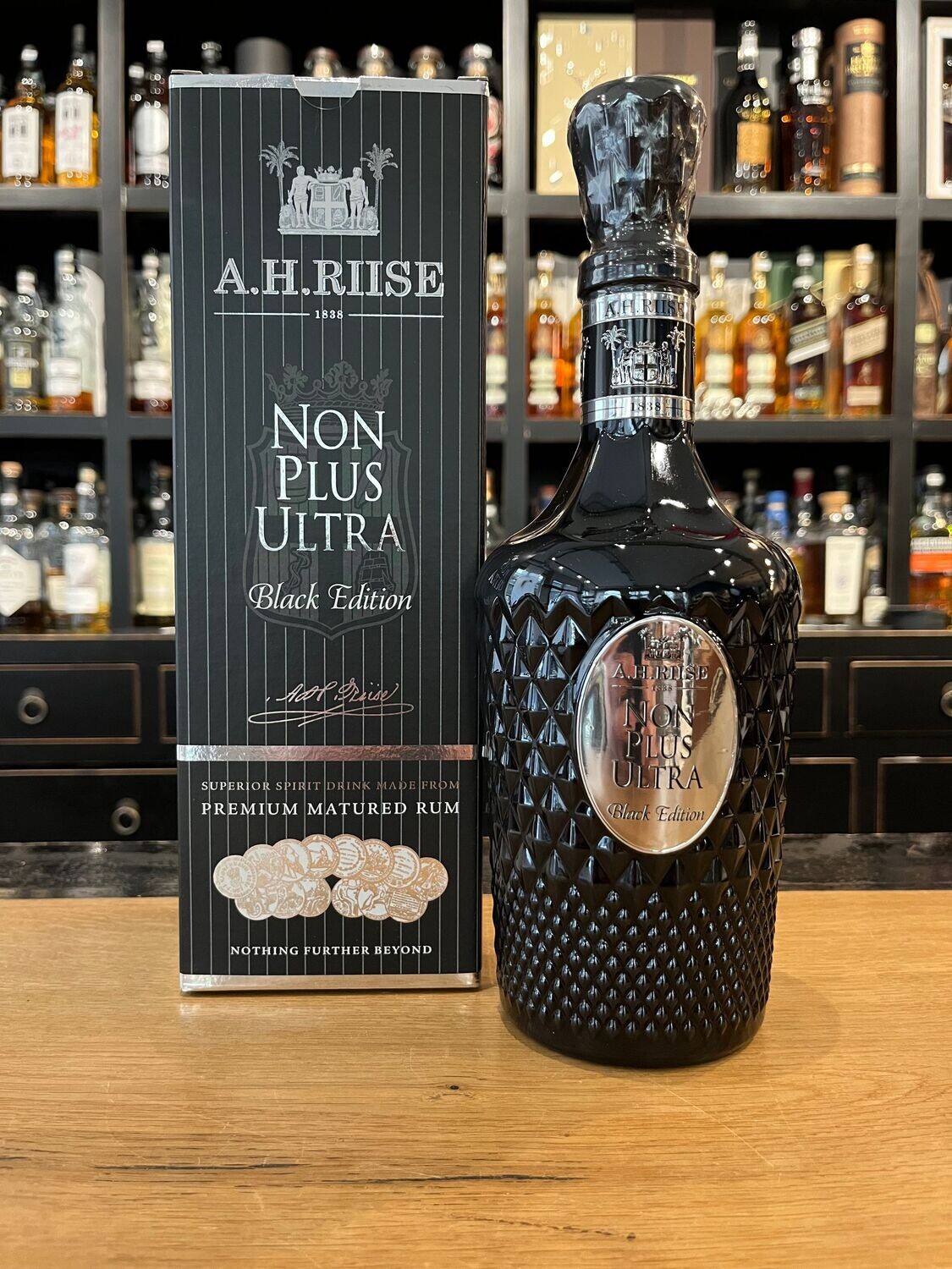 A.H. Riise Non Plus Ultra Black Edition mit 0,7l und 40%