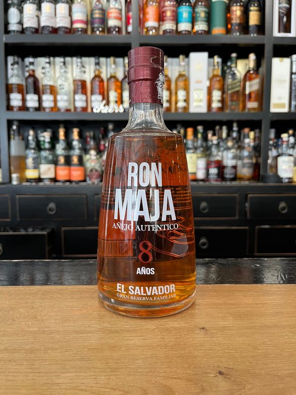 Ron Maja 8 Jahre mit 0,7l und 40%. Ron Maja 8 Jahre mit 0,7l und 40%.