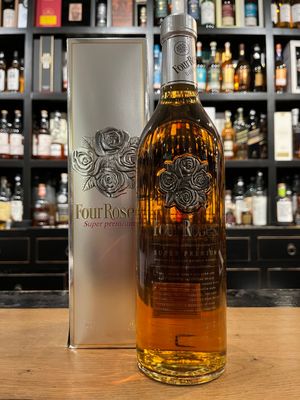 Four Roses Super Premium Japan Exclusive mit 0,7L und 43% Four Roses Super Premium Japan Exclusive mit 0,7L und 43%