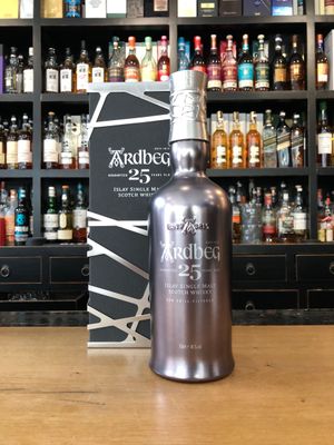 Ardbeg 25 Jahre Release 2022 mit 0,7L und 46% Ardbeg 25 Jahre Release 2022 mit 0,7L und 46%