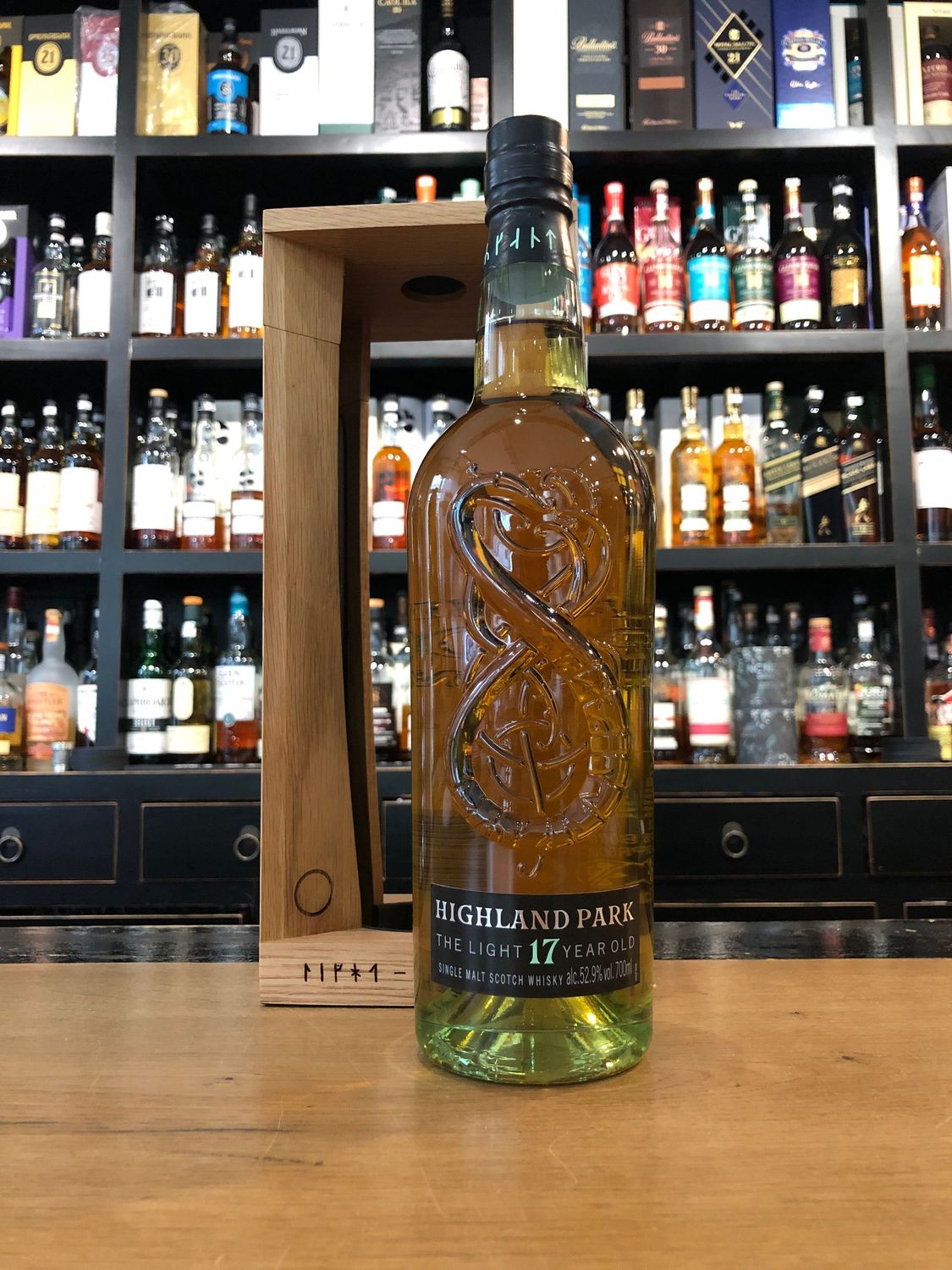 Highland Park The Light 17 Jahre mit 0,7 Liter und 52,9%