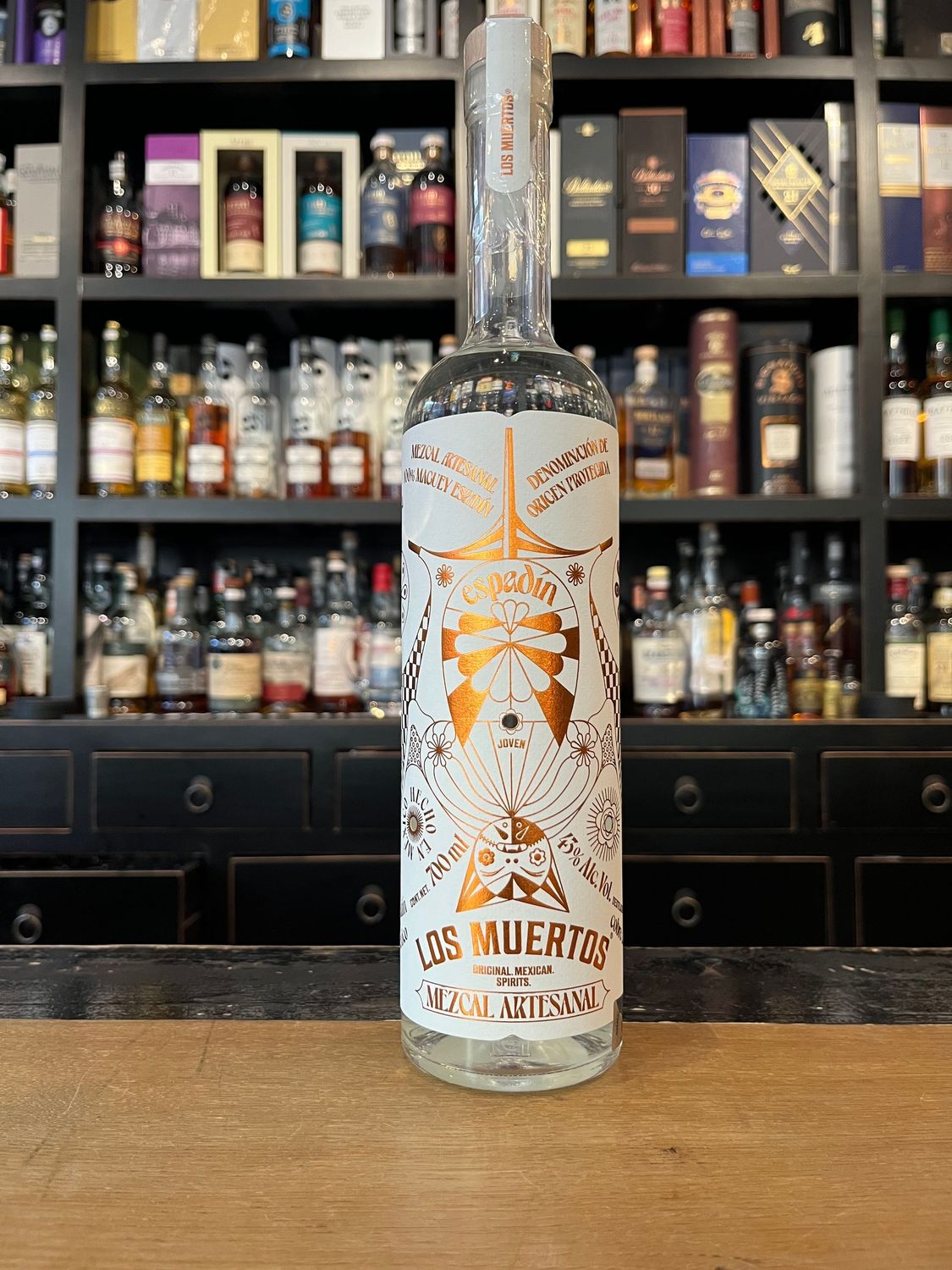 Los Muertos Mezcal Joven mit 0,7 L und 43%
