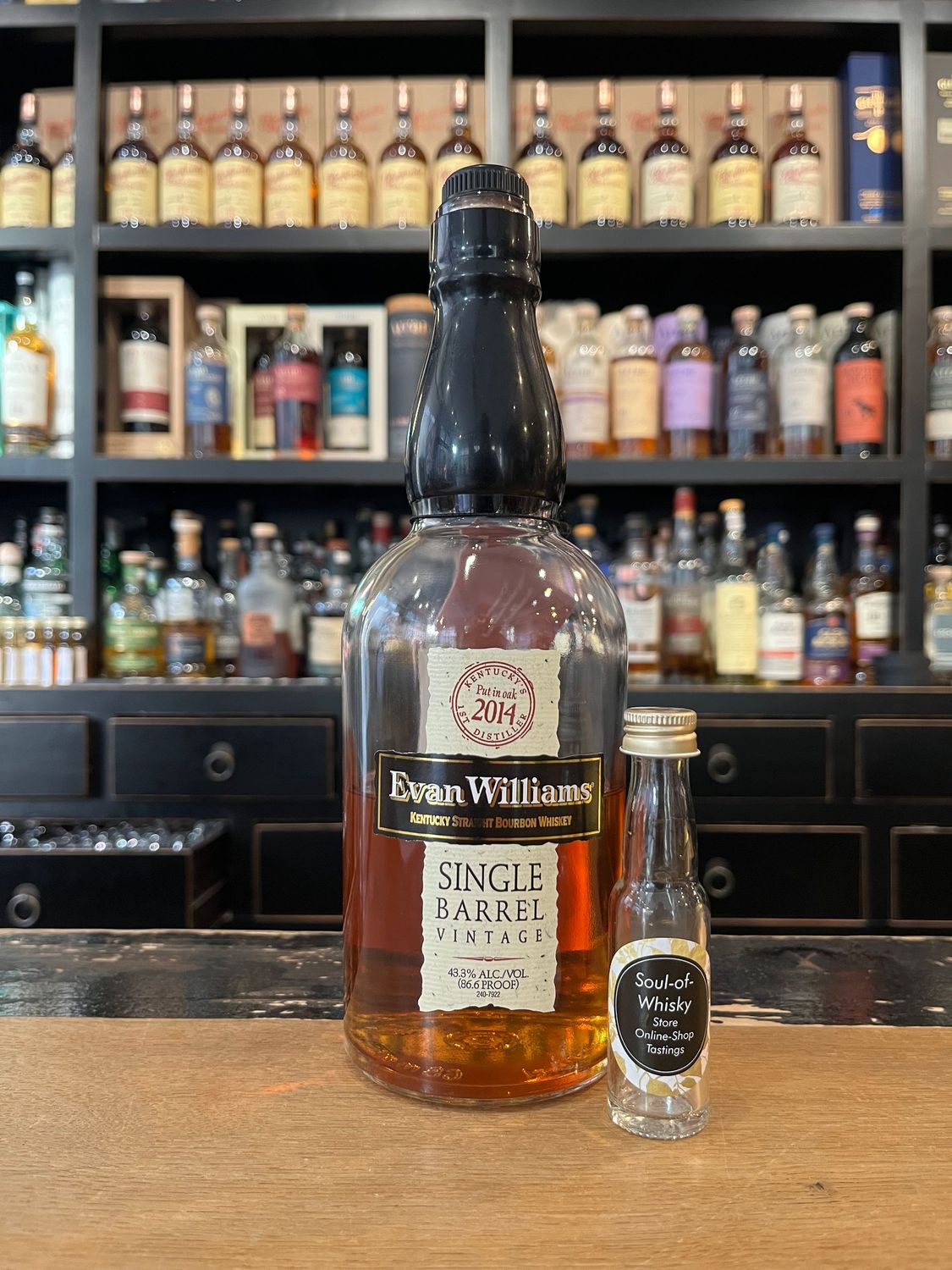 Evan Williams Single Barrell Bourbon mit 2cl und 43,3% Evan Williams Single Barrell Bourbon mit 2cl und 43,3%