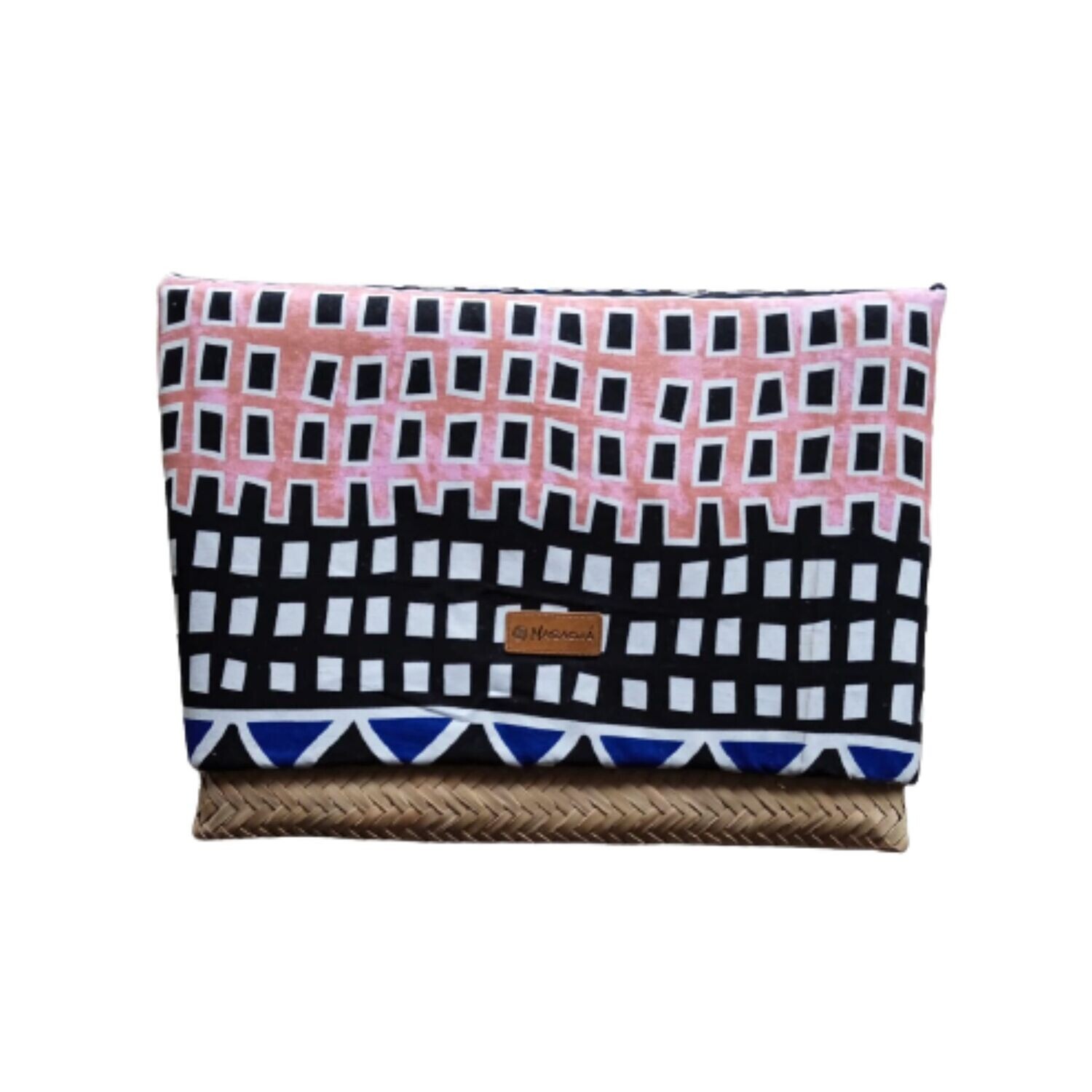 Clutch em folha de palma e capulana