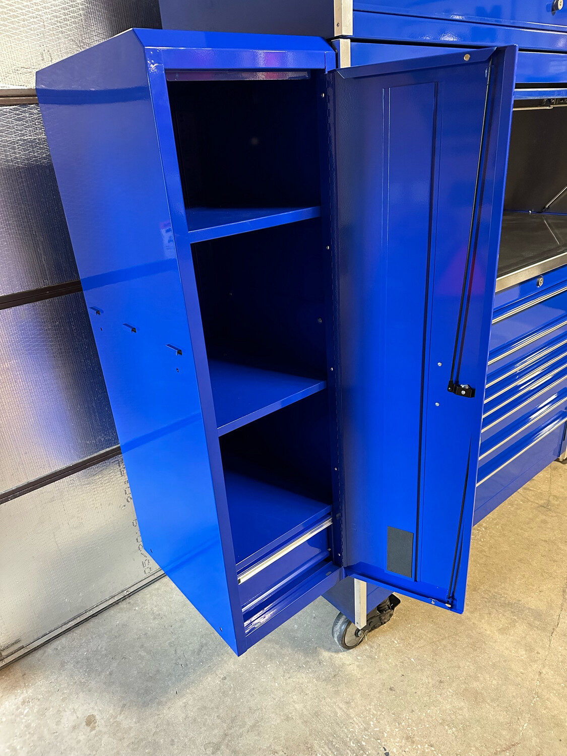 Snap On Masters Series KRL Triple Bay Tool Box W/ Hutch, Riser