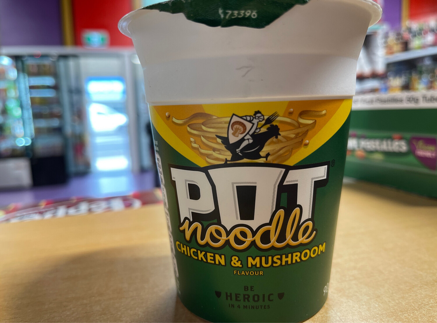 UK POT NOODLE CHICKEN & MUSHROOM 90G