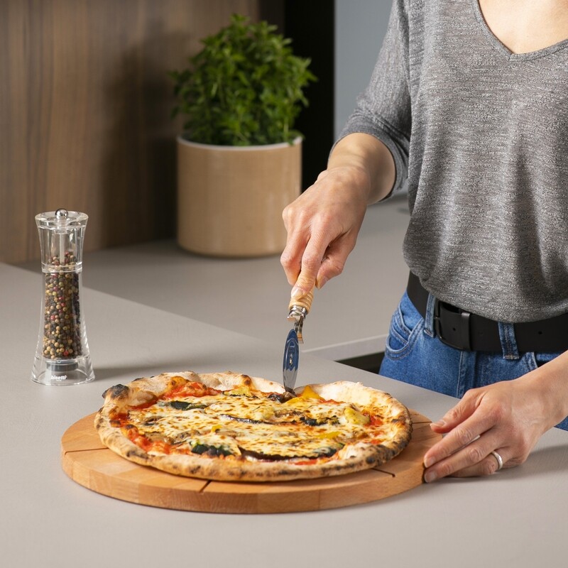 Beech-wood cutting board with pizza cutter