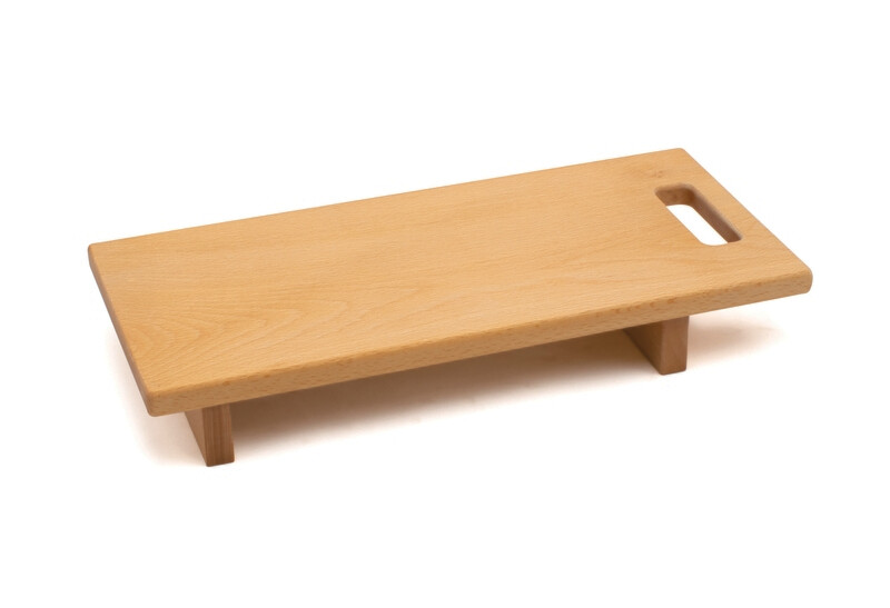 Beech-wood finger-jointed chopping board with handle and high feet