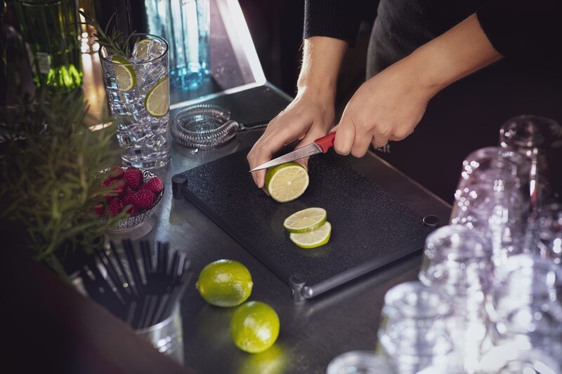 Black polyethylene chopping board with rounded edges – 4 black non-slip feet