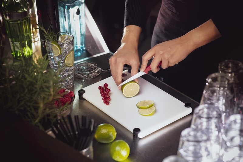 White polyethylene chopping board with rounded edges – 4 black non-slip feet