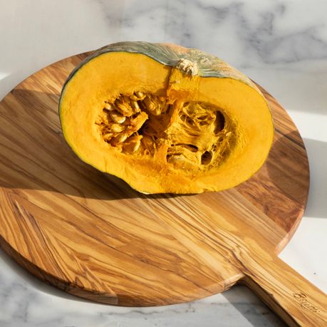 Round olive-wood chopping board with handle - ø 27 cm