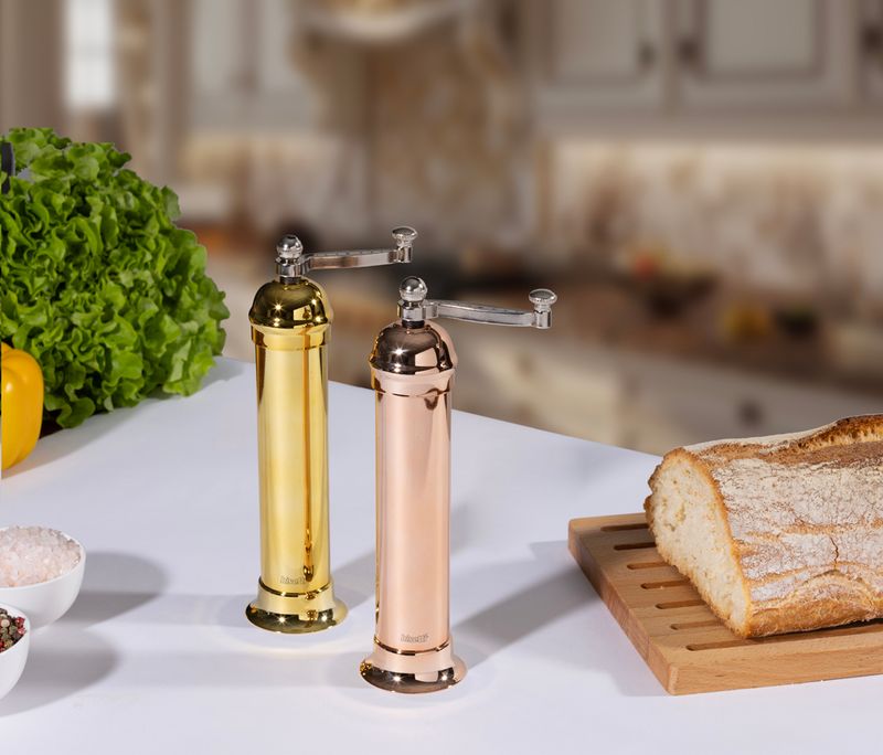 Polished brass-plated steel pepper mill "Venezia" - 23.5 cm