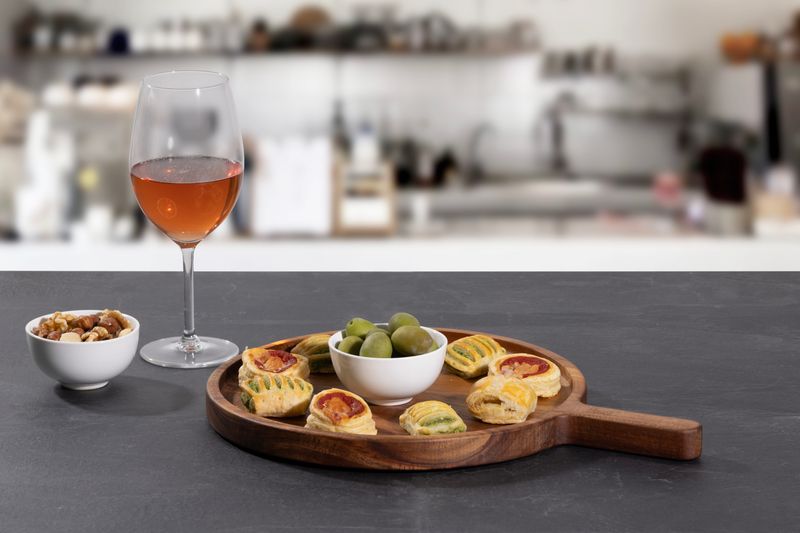 Round wooden cutting board &amp; serving board with handle "Acacia 2.0"