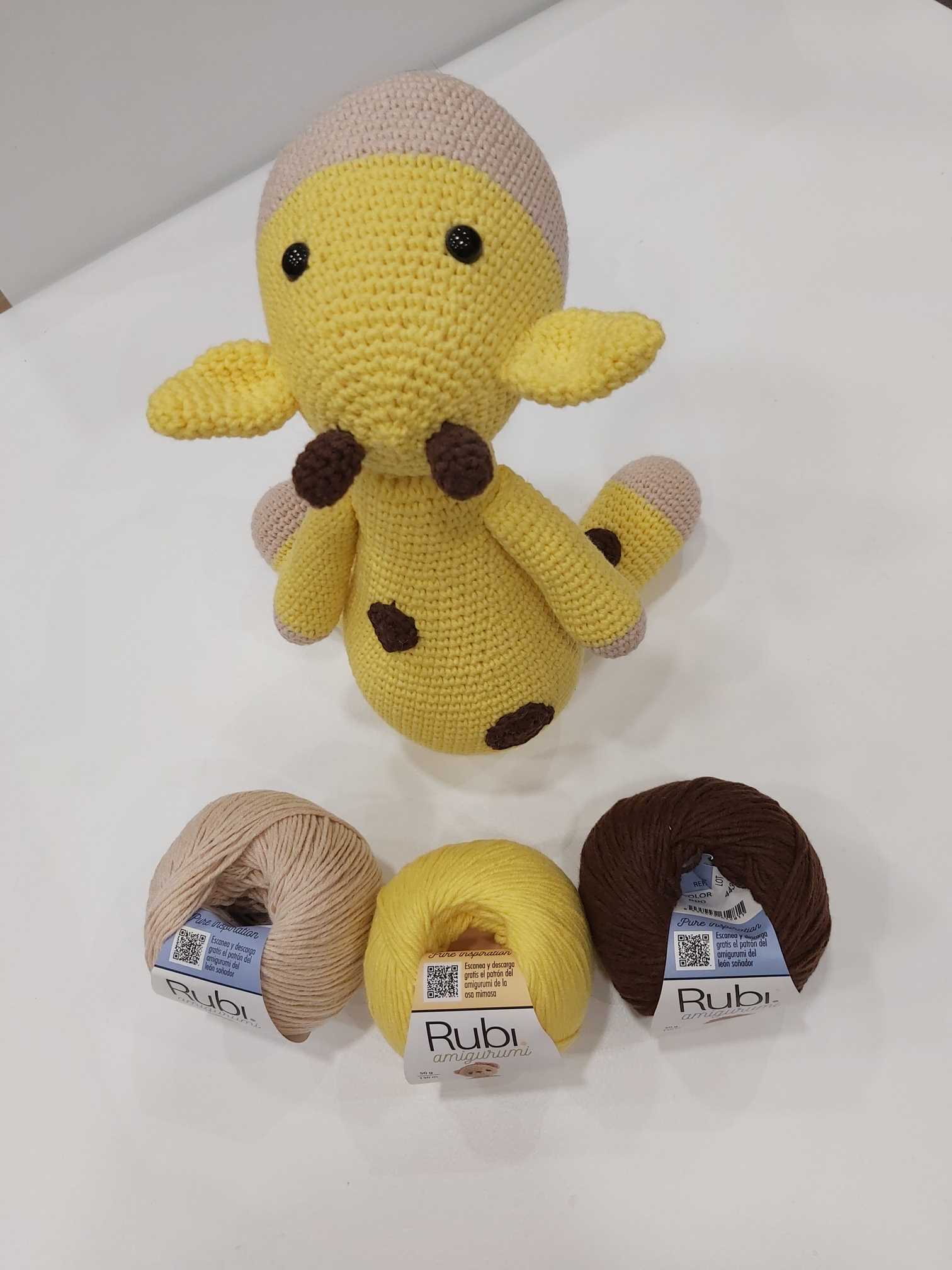 Jirafa de amigurumi hecho a mano