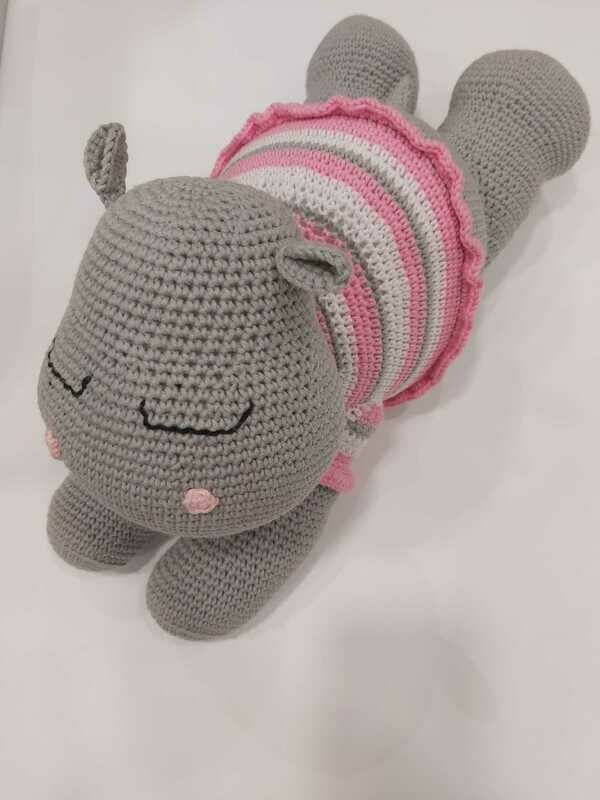 Hipopótamo de amigurumi hecho a mano