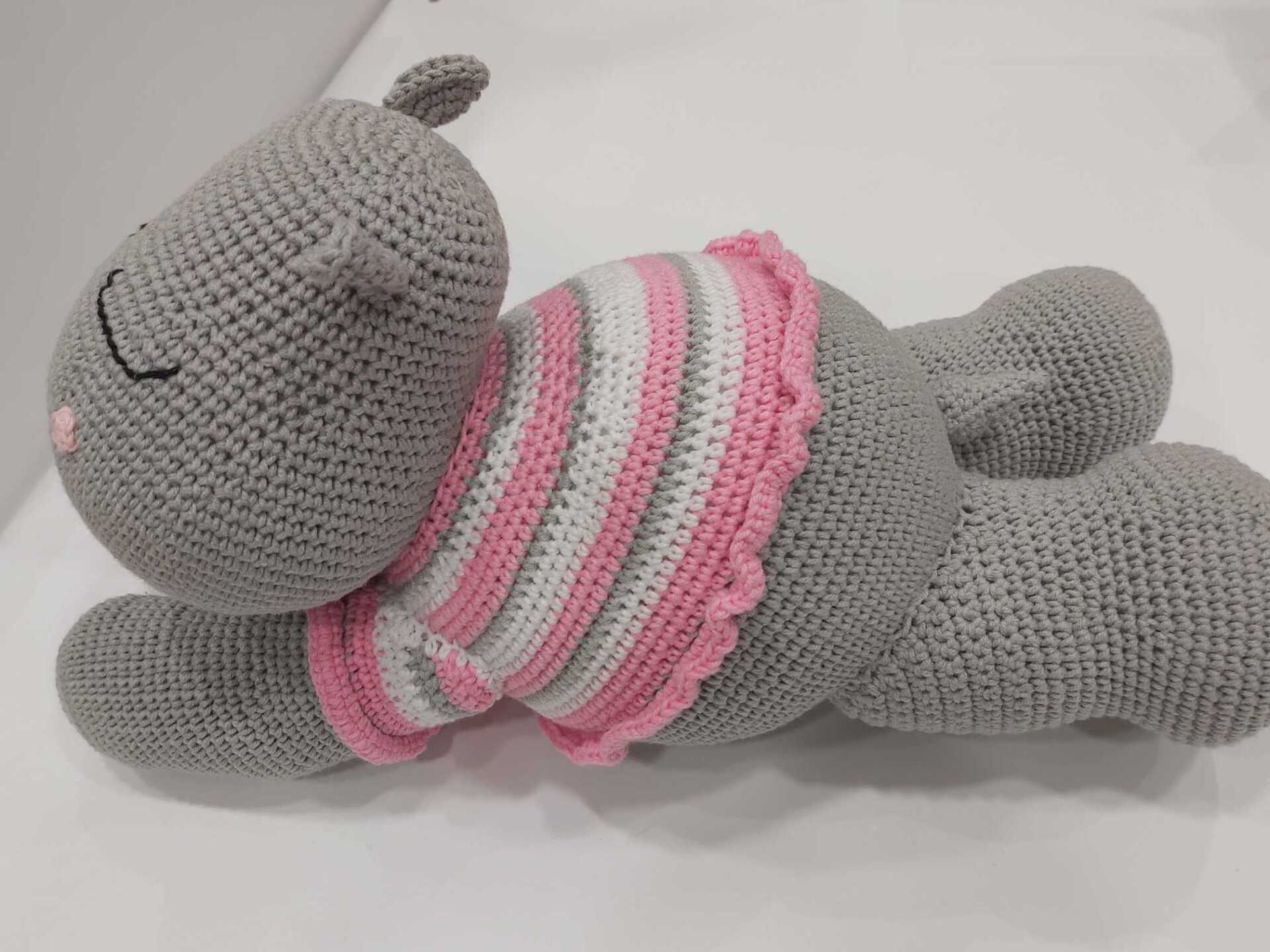 Hipopótamo de amigurumi hecho a mano