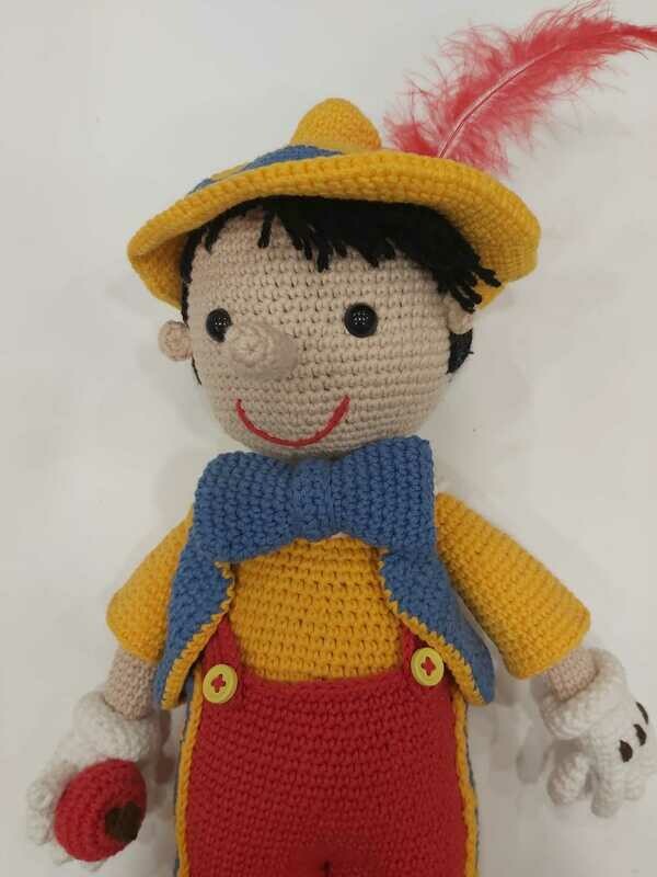 Pinocho de amigurumi hecho a mano