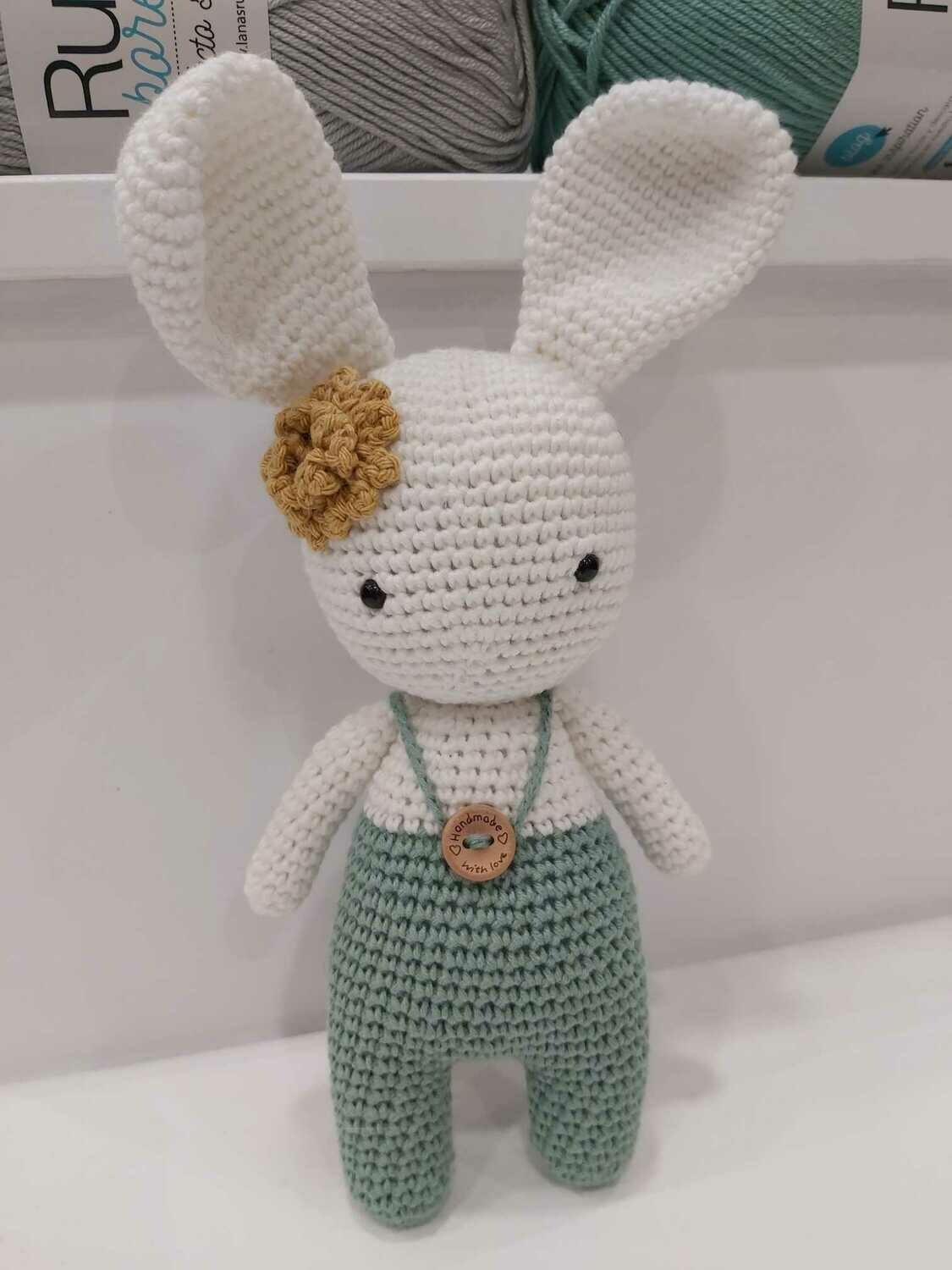 Conejito de amigurumi hecho a mano