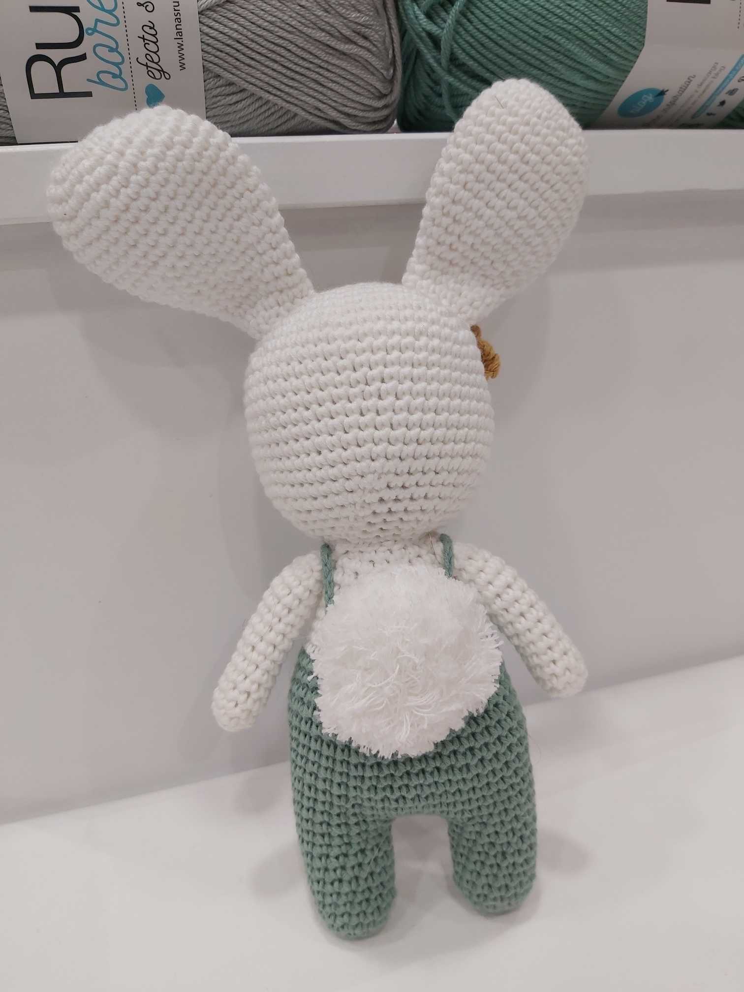 Conejito de amigurumi hecho a mano