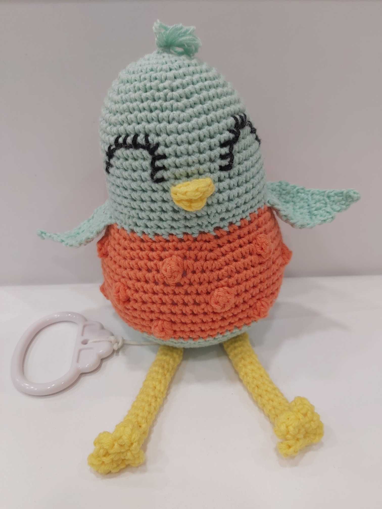 Pollito musical de amigurumi hecho a mano