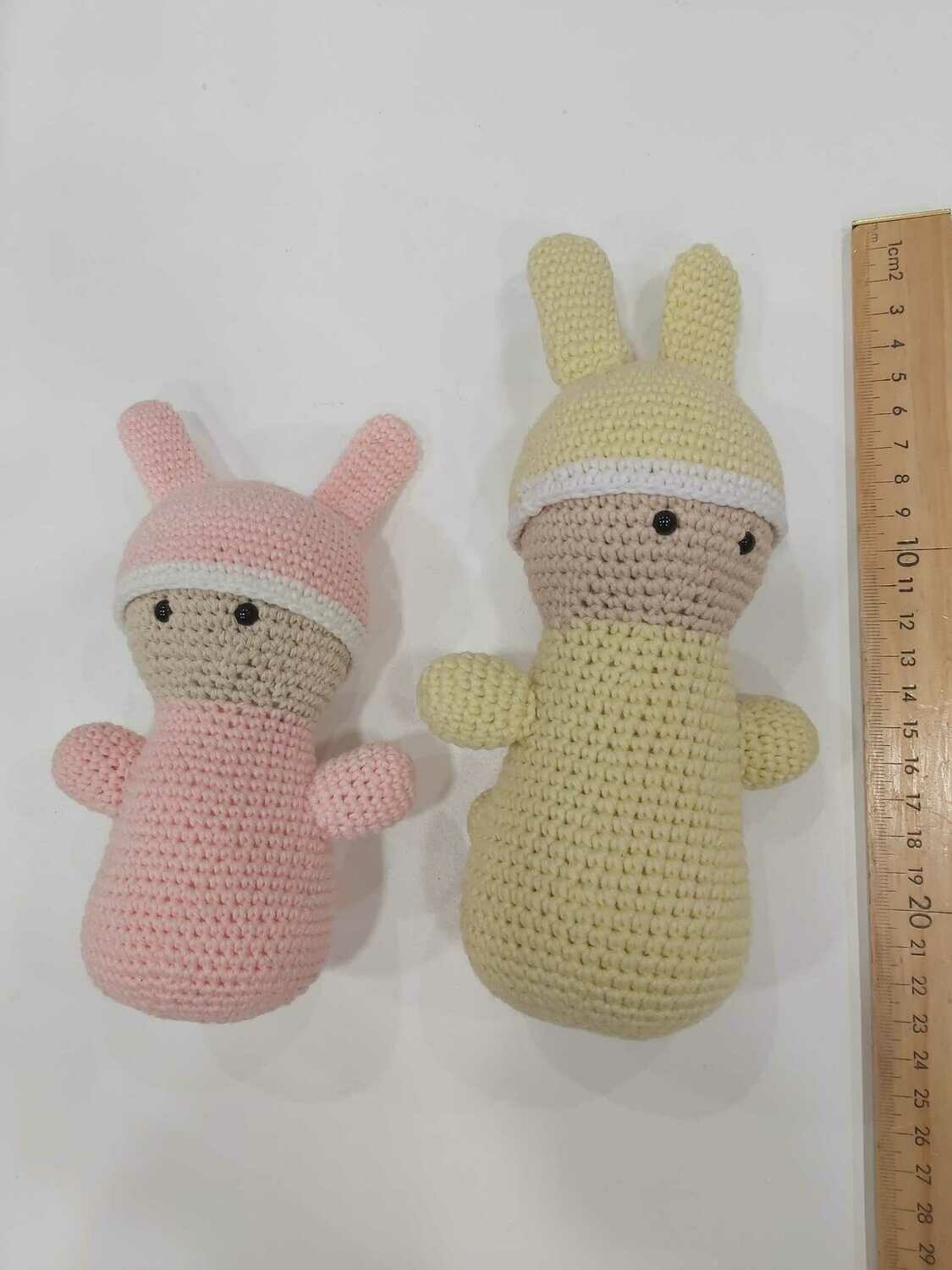 Conejito estilo Waldorf de amigurumi hecho a mano