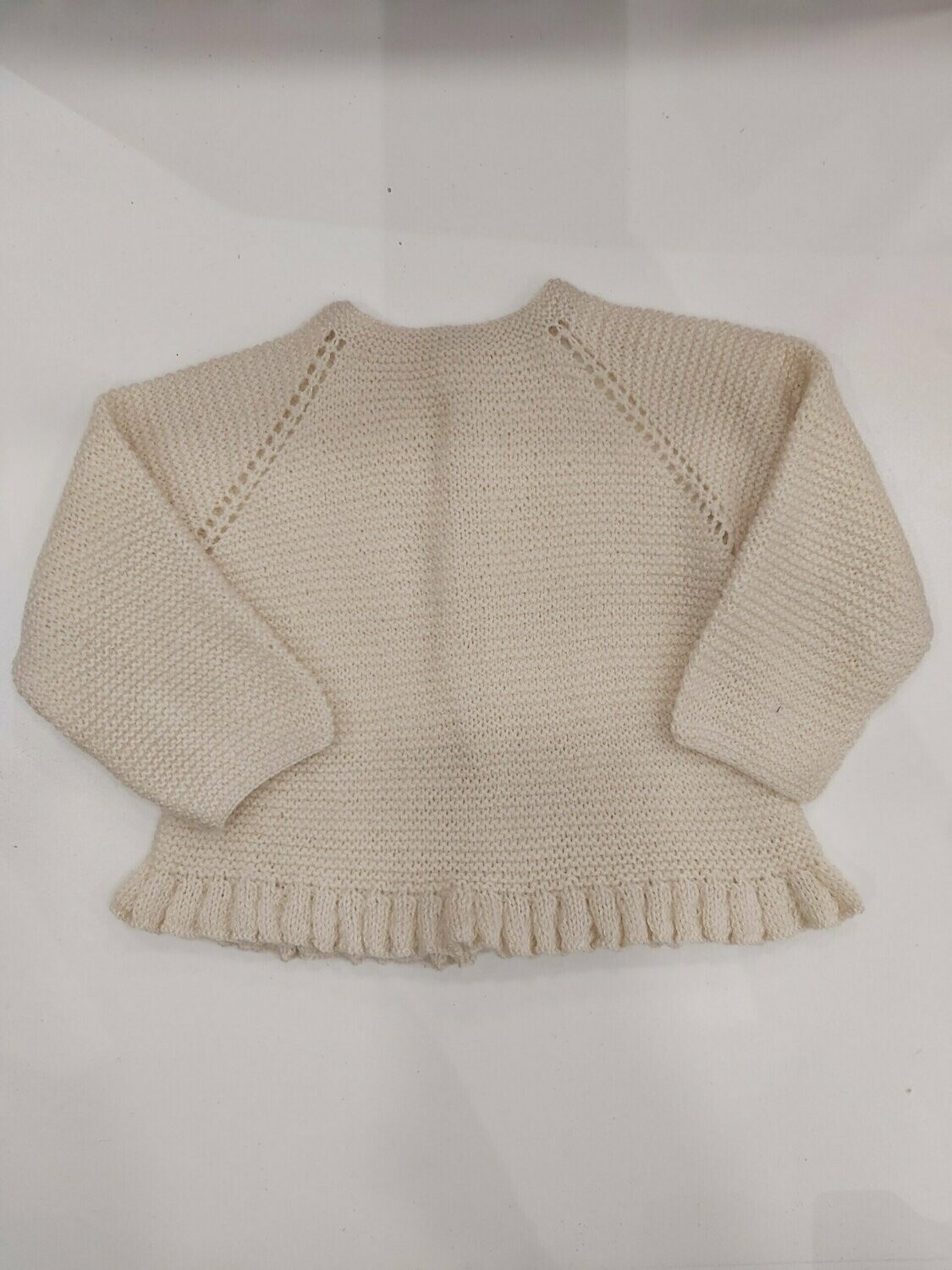 chaquetita beige de bebé hecho a mano