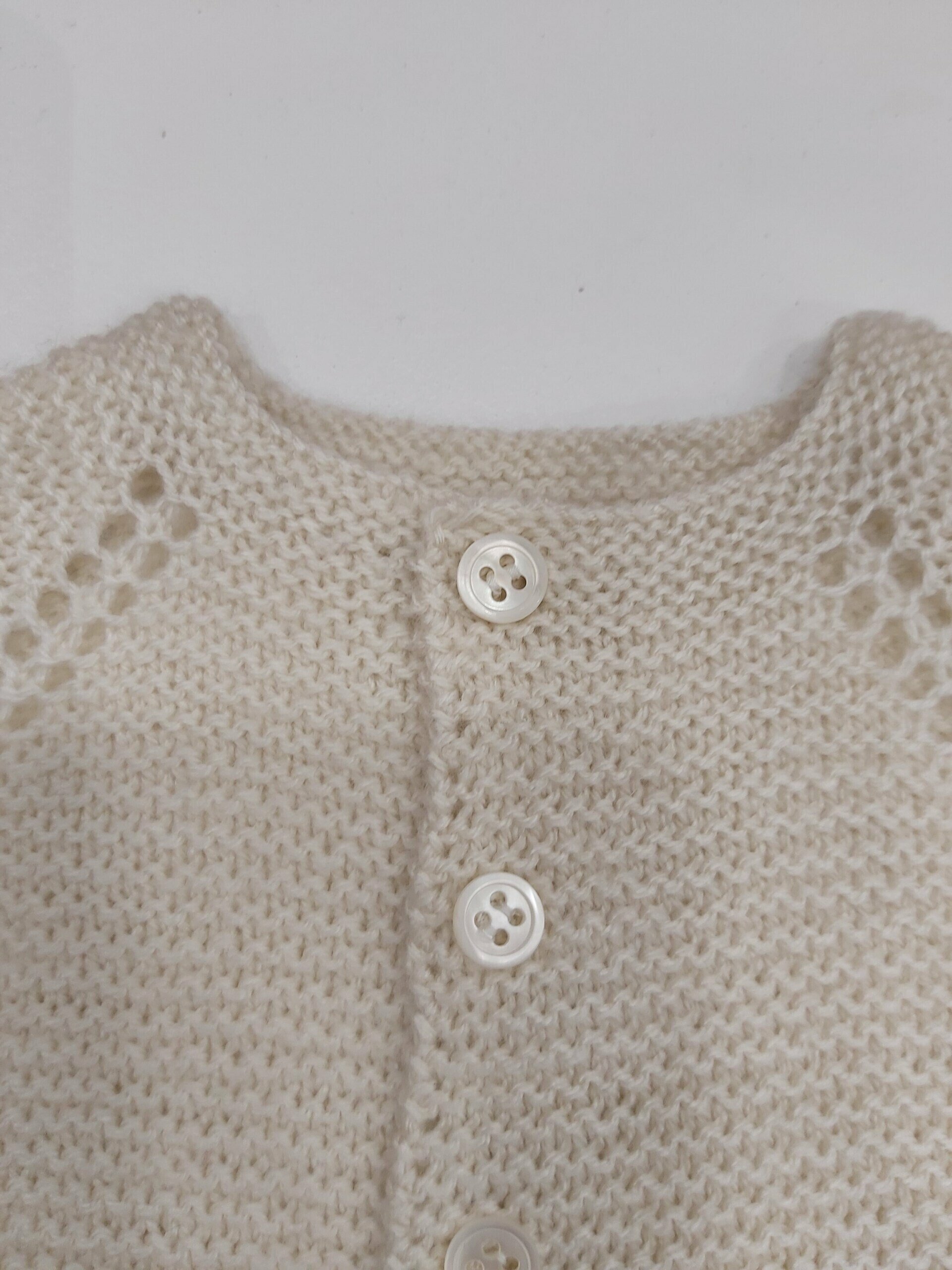 chaquetita beige de bebé hecho a mano