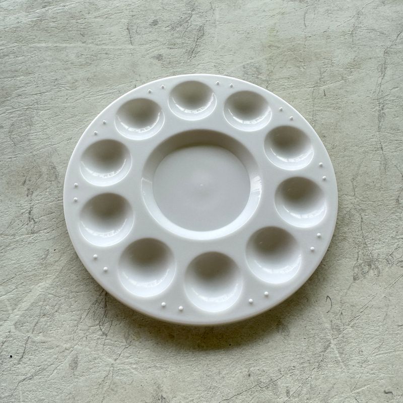 Round Plastic Paint Palette – 10 Well Mixing Tray