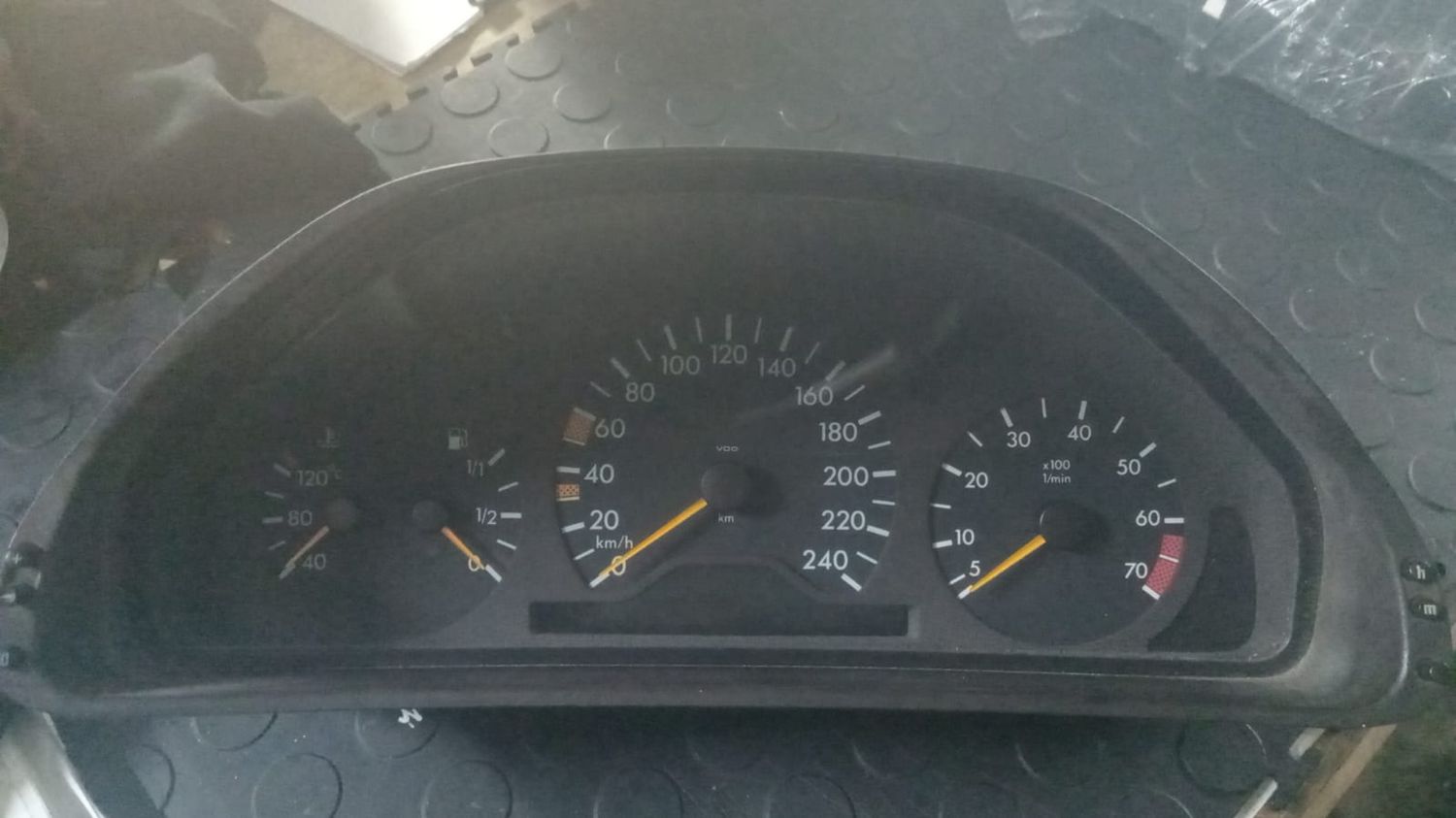 MERCEDES-BENZ E-CLASS (W210) C240 AUTO   210 540 65 48,  6 Button, VDO 110.008.899/017, Instrument Cluster B11/448