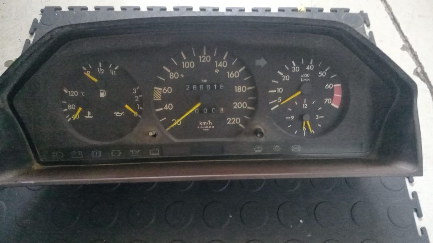 Mercedes-Benz  (W124 ) VDO 110 008/316/696, 87001221,  124 543 46 24, ( 286 618 km) 5 Button- Instrument cluster