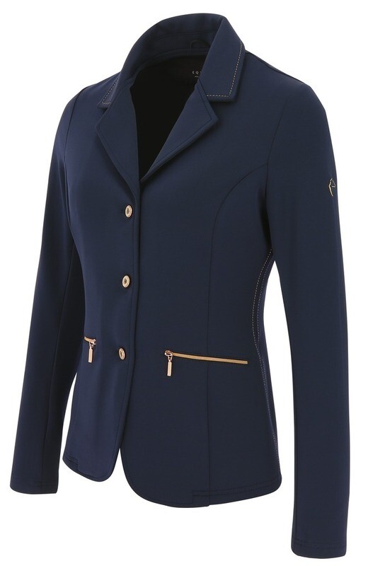 Sellerie Equideal à Saint-Dié 
Veste de concours Equithème &quot;Athens&quot;
Veste en polyester/élasthanne, légère et souple pour vous offrir un maximum de confort lors de la pratique de l&#39;équitation.
Fermeture à boutons et à glissière placée sous le rabat de boutonnière. Poches mains fermées par une fermeture à glissière de couleur or rose.
