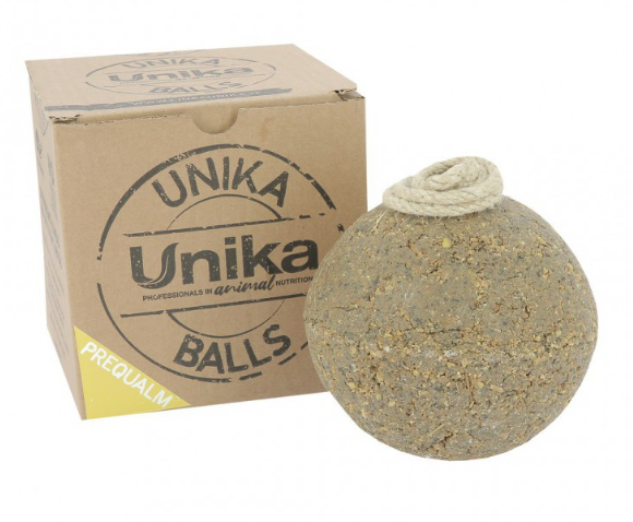 Sellerie Equideal Saint Dié 
Unika Balls : un passe-temps sain pour vos chevaux.
La Unika Balls &quot;Prequalm&quot; contient du magnésium, de la passiflore et de la mélisse. Elle est donc adaptée aux chevaux ayant besoin de mieux gérer leurs émotions.
Linea Unika a conçu un produit innovateur, qui bouleverse et renouvèle complètement la conception d&#39;aliment complémentaire : on l&#39;appelle Unika Balls et c&#39;est bien plus qu&#39;un passe-temps pour vos chevaux. Les Unika Balls sont des boules qui, grâce à leurs cordes en fibres naturelles, peuvent être accrochées dans la box ou le camion afin que les chevaux puissent les goûter pendant la journée.
Leur fonction n&#39;est pas seulement d&#39;amuser les chevaux : les Unika Balls, en fait, permettent d&#39;enrichir leurs régimes quotidiens de substances importantes, telles que les plantes officinales, les électrolytes, les vitamines, les minéraux et plein d&#39;autres. . Et ceci d&#39;une façon complètement nouvelle !
On a l&#39;habitude de penser aux aliments complémentaires comme des produits en poudre ou liquides à mélanger à la ration quotidienne directement dans la mangeoire, tandis que les Unika Balls bouleversent cette conception et se présentent comme une sorte d&#39;aliment complémentaire suspendu !
Les Unika Balls sont artisanales, produites en Italie. Complètement sans céréales et sans sucres, elles sont riches de matières premières de haute qualité : le soja et le riz. Les Unika Balls sont indiquées pour les chevaux intolérants aux céréales et ceux dont le régime à un indice glycémique bas. Mais également pour les chevaux de sport, dont les muscles sont soumis à des efforts importants et dont les régimes ne devraient pas apporter de sucres, pour ne pas augmenter la production d&#39;acide lactique.

Composition : Tourteau de pression (de graines) de soja*; Maltodextrine ; Chlorure de sodium; Chlorure de potassium; Riz difforme usiné; Oxyde de magnésium; Produits de la transformation de végétaux (Stevia rebaudiana) ; Carbonate de calcium (*obtenu à partir de graines génétiquement modifiées).
Composants analytiques
Protéines brutes : 20%
Cendres brutes : 9,7%
Fibres brutes : 2,86%
Matières grasses brutes : 3,48%
Sodium : 1,62%
Additifs (tous exprimés en mg par kg de produit tel quel) :
Composés d&#39;oligo-éléments : 3b405
Cuivre (sulfate de cuivre (II) pentahydraté) 253b503 Manganèse (sulfate de manganèse monohydraté) 963b605 Zinc (sulfate de zinc monohydraté) 72.
Produits naturels-botaniquement définis : CoE 321 Passiflora edulis incarnata 5.500.
Acides aminés, leurs sels et analogues : 3c440 L-tryptophane produit par fermentation avec E. coli 1 850.
Mode d&#39;emploi : Accrocher UNIKA BALLS &quot;Prequalm&quot; dans le box et la laisser à la disposition du cheval.